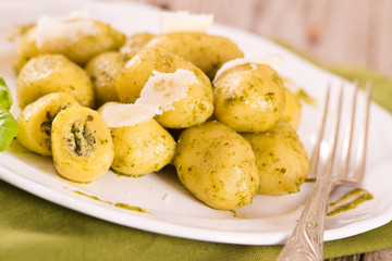 Potato gnocchi stuffed with pesto sauce.