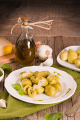 Potato gnocchi stuffed with pesto sauce.
