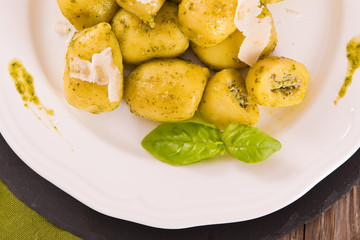 Potato gnocchi stuffed with pesto sauce.