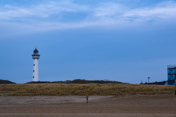 Der Leuchtturm von Egmond aan Zee/Niederlande am Abend