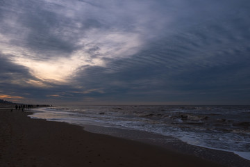 Sonnenuntergang über der Nordsee bei Egmond aan Zee/Niederlande bei dramatischen Wolken