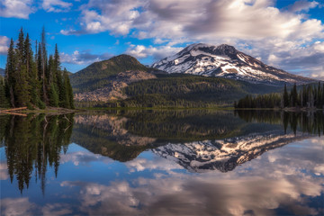 Fototapeta na wymiar Reflections at Sparks Lake - Oregon