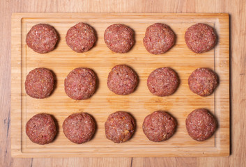 Hackfleisch Frikadellen zu runden Fleischklößchen zubereitet fürs Kochen