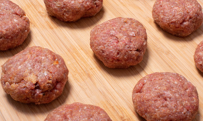 Hackfleisch Frikadellen zu runden Fleischklößchen zubereitet fürs Kochen