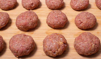 Hackfleisch Frikadellen zu runden Fleischklößchen zubereitet fürs Kochen