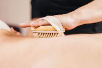 Dry brush massage - Bristles exfoliate dead cells - exfoliation - back massage