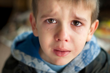Sad child who is crying - obrazy, fototapety, plakaty