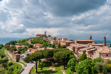 Fototapeta na wymiar Montepulciano die Stadt des Rotweins Brunello in der Toskana südlich von Siena