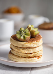 pancakes soufflés et kiwis