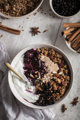 assiette de granola muesli et confiture de fruits rouges