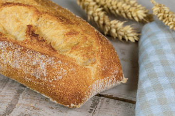 baguette de pain sur une table en bois