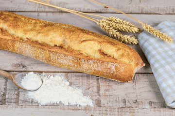baguette de pain sur une table en bois