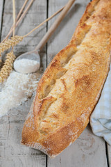 baguette de pain sur une table en bois
