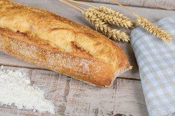 baguette de pain sur une table en bois