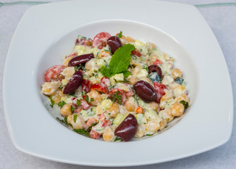 Chickpeas salad with vegetables