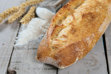 baguette de pain sur une table en bois