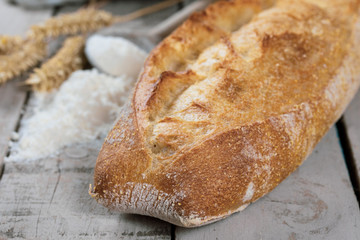 baguette de pain sur une table en bois