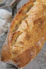 baguette de pain sur une table en bois