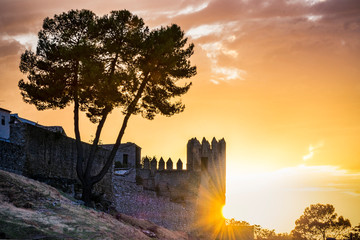 Atardecer mágico en un castillo andaluz