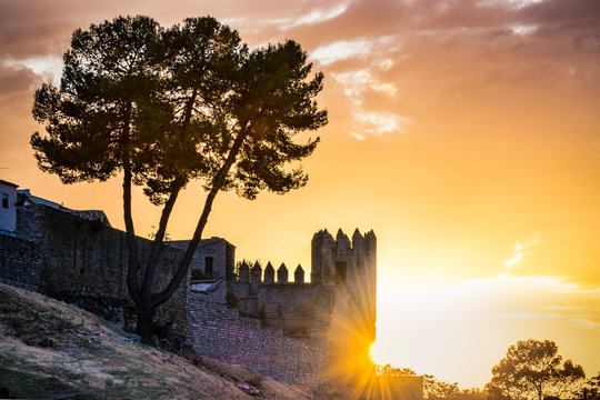 Atardecer m&aacute;gico en un castillo andaluz