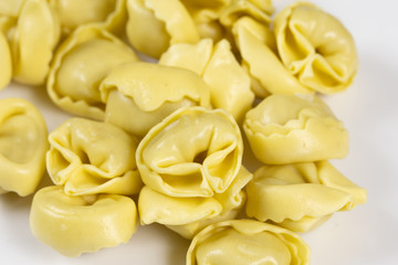 tortellini sur un fond blanc