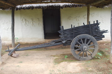 Obraz premium Bullock Cart of in front of Gond Tribal;s Hut. Manav Sangrahalaya, Bhopal, Madhya Pradesh, India 