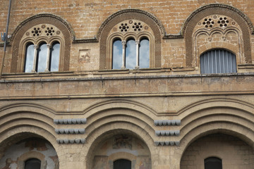 Fototapeta na wymiar facade of yellow stone of an old church in Orvieto