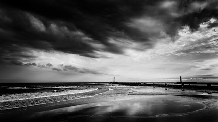 Landschaft Meer bei Sturm in schwarz weiss