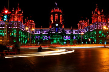 Obraz premium Night view of Victoria Terminus or CST in Mumbai, India