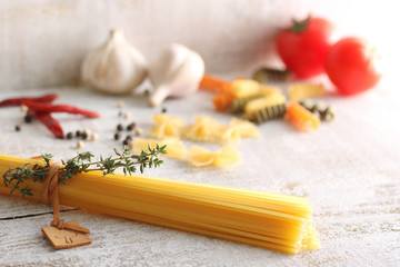 色々なパスタと調理材料のイメージ写真