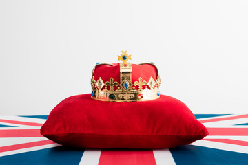 golden crown on pillow and british flag isolated on white - obrazy, fototapety, plakaty