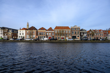Fototapeta na wymiar Holländische Häuser an einer großen Gracht in Haarlem