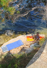 Frau mit Hund auf Felsvorsprung in Koratien