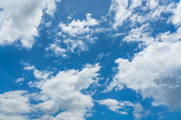 Naklejka premium Blue sky with white clouds under sunshine