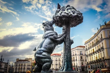 Fotobehang Madrid Standbeeld van een beer en aardbeiboom in Puerta del Sol in Madrid