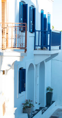 Front Seiten von kleinen Häusern und deren kleinen Gassen auf der Vulkaninsel Nisyros am Ägäischen Meer Griechenland