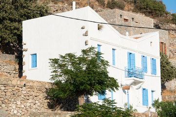 Fototapeta na wymiar Front Seiten von kleinen Häusern und deren kleinen Gassen auf der Vulkaninsel Nisyros am Ägäischen Meer Griechenland