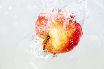 Jabłko wpadające do wody, water splash