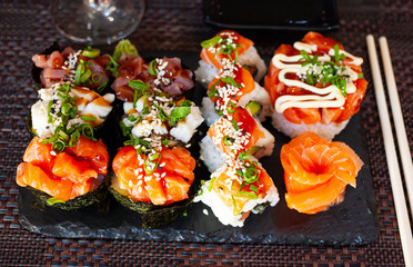 Gunkanmaki, uramaki and sashimi