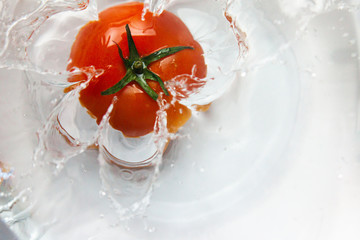 Pomidor wpadający do wody widziany z góry