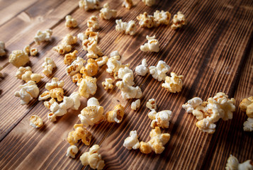 Obraz na płótnie Canvas Popcorn flakes on a wooden background