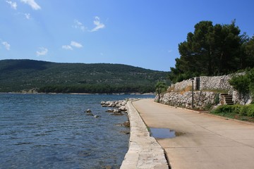 Fototapeta na wymiar path in Cres, Croatia