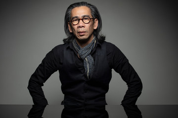 Homme asisatique avec chapeau melon