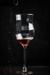 Nalewanie wina do kieliszka