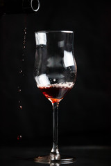 Nalewanie wina do kieliszka