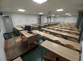 Salle de classe vide endroit ou il y a des cours et des conférence avec un proffesseur d'école supérieure, autrement dit un amphithéatre, France