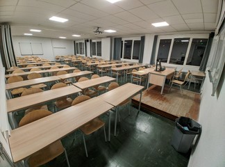 Salle de classe vide endroit ou il y a des cours et des conférence avec un proffesseur d'école...