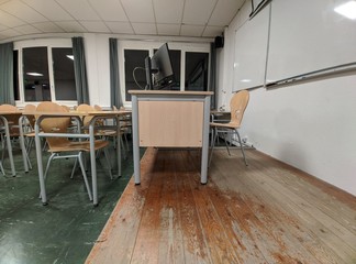 Salle de classe vide endroit ou il y a des cours et des conférence avec un proffesseur d'école...