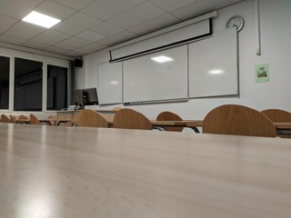 Salle de classe vide endroit ou il y a des cours et des conférence avec un proffesseur d'école...