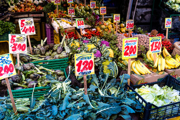 Bunter Gemüse Marktstand mit knalligen Preisschildern